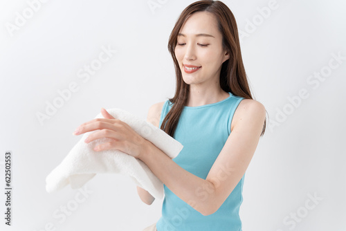 タオルで拭く日本人女性