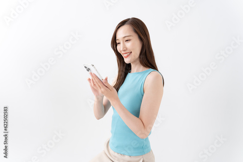 携帯を持つ綺麗な日本人女性