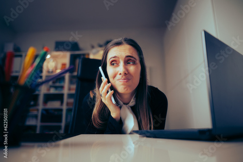Stressed Businesswoman Speaking on the Phone Feeling Overwhelmed Fototapet