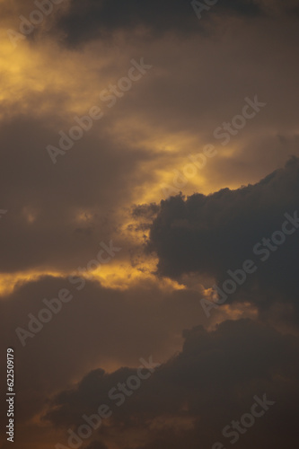 Cloudy sky at sunset © Josue