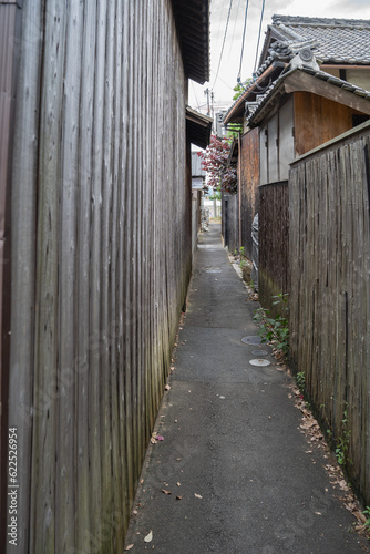 Wallpaper Mural 香川県 瀬戸内海に浮かぶ直島 路地 Torontodigital.ca