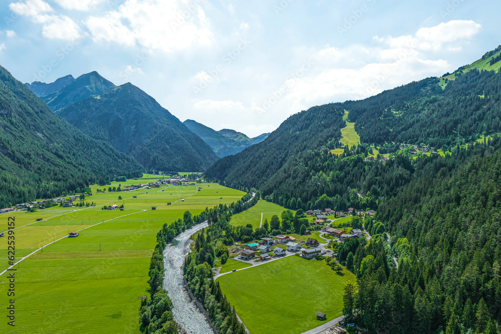 Blick ins Lechtal bei Bach im Bezirk Reutte in Tirol
