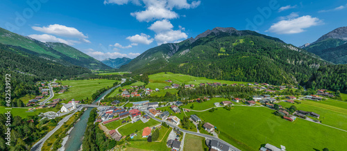 Panorama-Blick auf die Ortschaft Bach im Tiroler Lechtal im Sommer