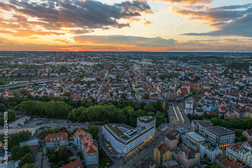 Augsburg in der Abenddämmerung, der Stadtteil Oberhausen vor einem stimmungsvollen Sonnenuntergang