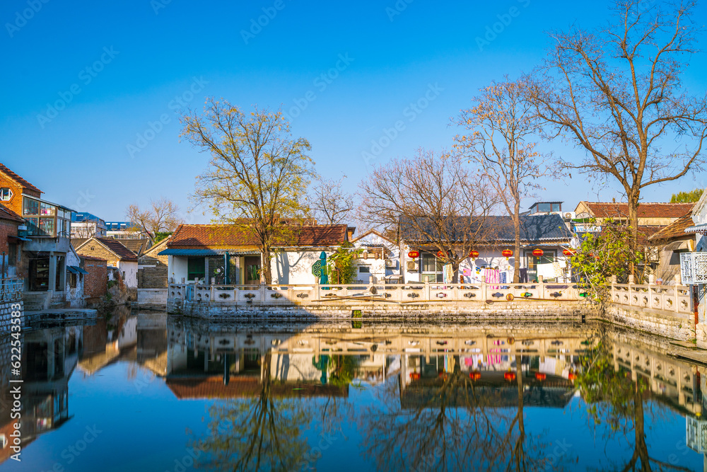 Zhuoying Spring, one of the 72 famous springs in Jinan, the spring city, the clear spring water of Wangfu Pond and the surrounding traditional houses