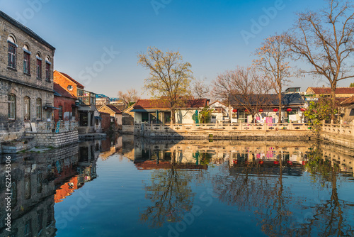 Zhuoying Spring, one of the 72 famous springs in Jinan, the spring city, the clear spring water of Wangfu Pond and the surrounding traditional houses