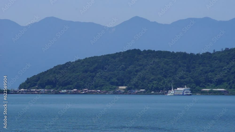 沖島沖を航行する学習船「うみのこ」(滋賀県近江八幡市, 2023年7月) 沖島沖を航行する学習船「うみのこ」(滋賀県近江八幡市, 2023年7月)
