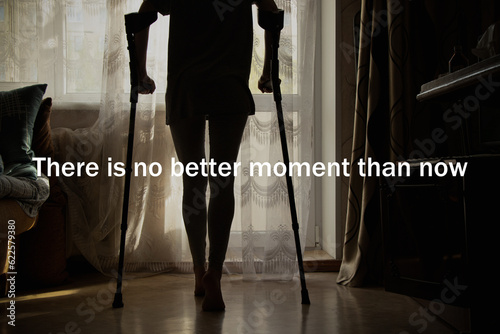 Foto A young girl on crutches is trying to walk around the room and the text there is