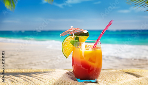 Photo Fresh tropical cocktail on beautiful sunny beach