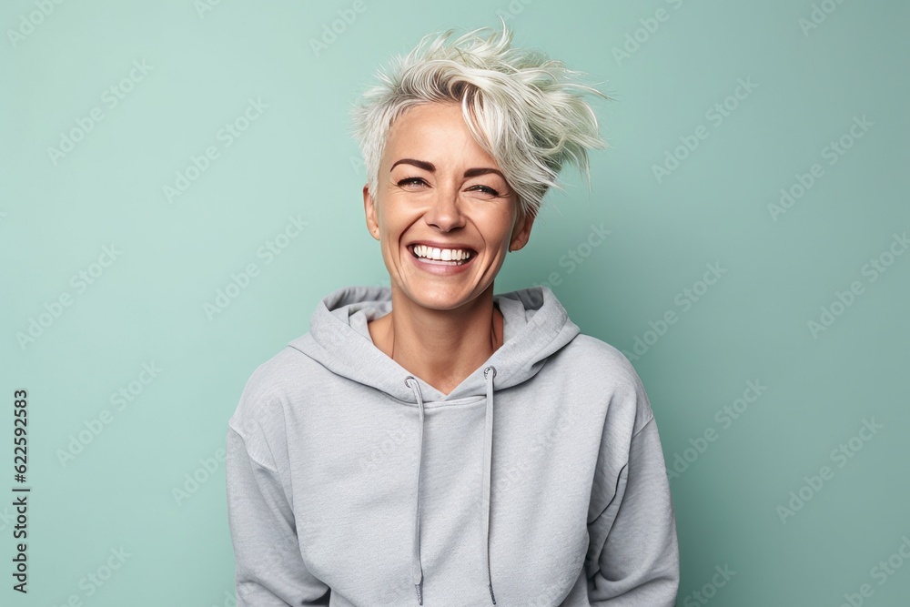 © igolaizola - Portrait of a beautiful young woman with short blond hair smiling at the camera