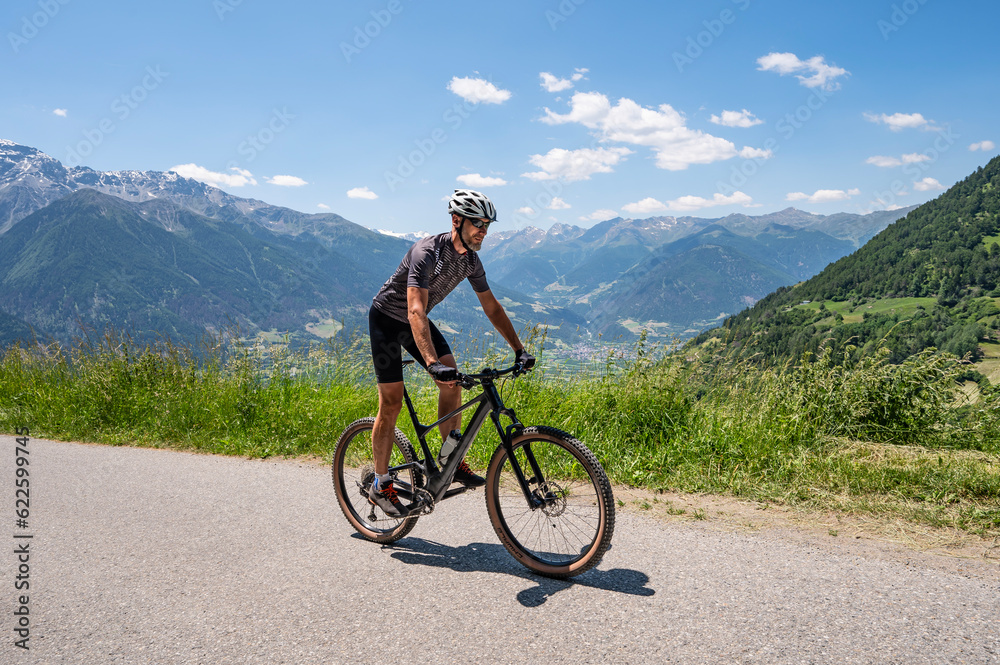 Obraz premium Cyclist in the Alps.