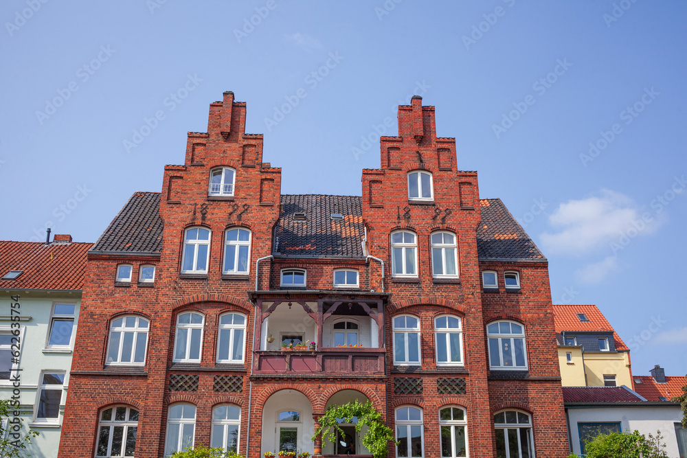 Altes Wohngebäude aus Backstein, Mehrfamilienhaus, Lüneburg, Niedersachsen, Deutschland