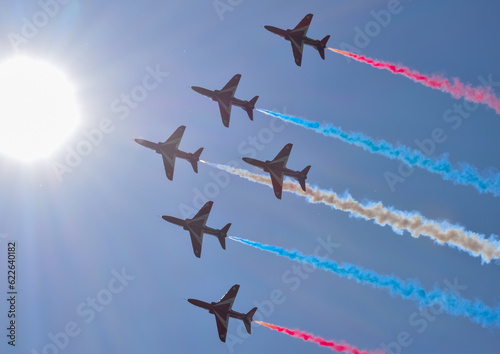 Photo british raf red arrows falcons aerobatic team fighter jet with blue skies in for