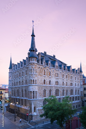 Obraz na płótnie Evening View of Casa Botines - Leon, Spain w salonie