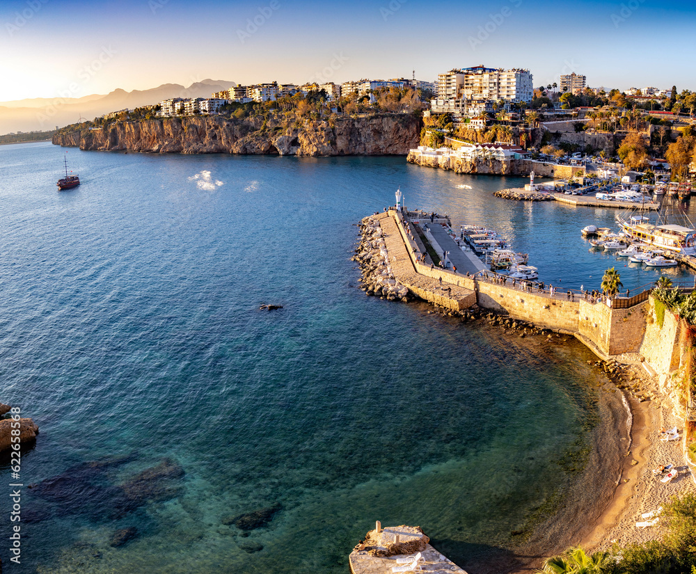 Obraz premium Empty beach near Antalya marina from Kaleici viewpoint at winter time, Mediterranean Turkey