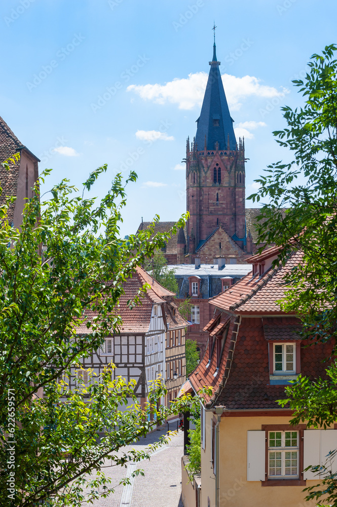 Fototapeta premium Altstadt von Wissembourg mit Turm der Kirche Sankt Peter und Paul. Departement Bas-Rhin in der Region Elsass in Frankreich