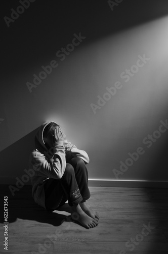 menino sozinho triste em depressão sentado no chão, problemas na infãncia e na adolescencia 