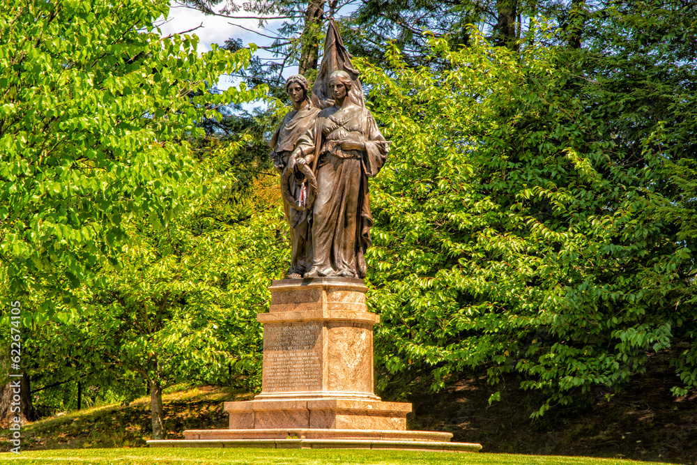 Obraz premium statue of a person in the park