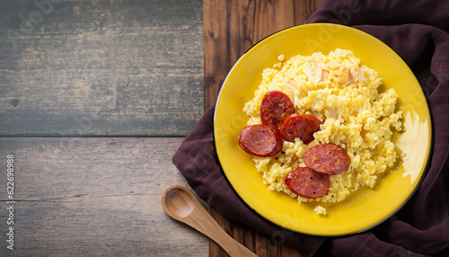 Foto couscous with scrambled eggs and pepperoni sausage on bamboo mat cuzcuz