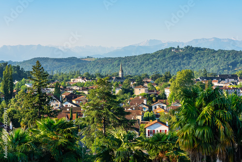 Foto Houses of the city of Pau among the trees and facing the Pyrenees on a sunny day, France