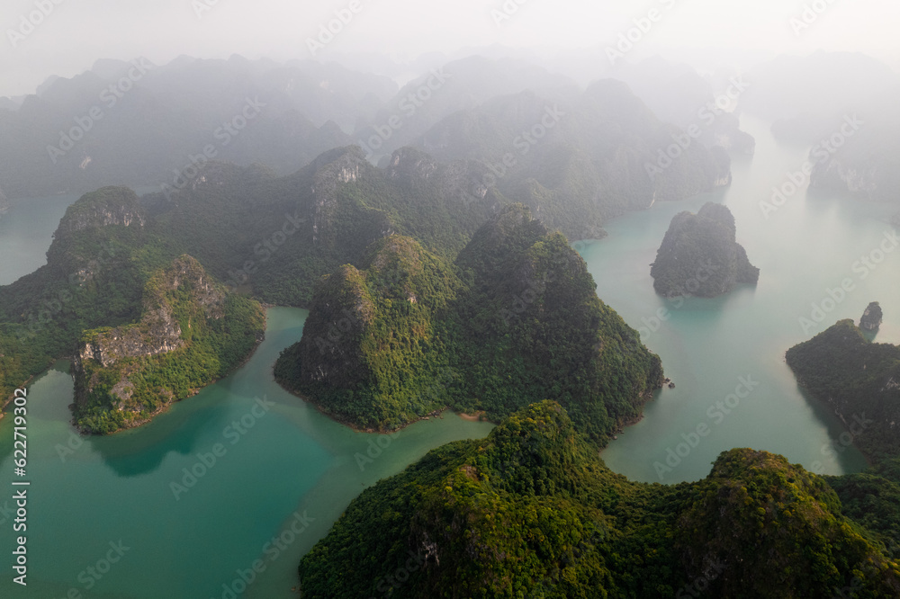 Vue aérienne de la baie d'Halong dans la brume et, Halong Bay, Vietnam, Asie du Sud-Est. Site classé au patrimoine mondial de l'UNESCO. Croisière bateau Point de repère populaire, célèbre destination 
