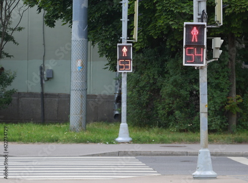 The traffic lights at the pedestrian crossing are triggered with a difference of one second