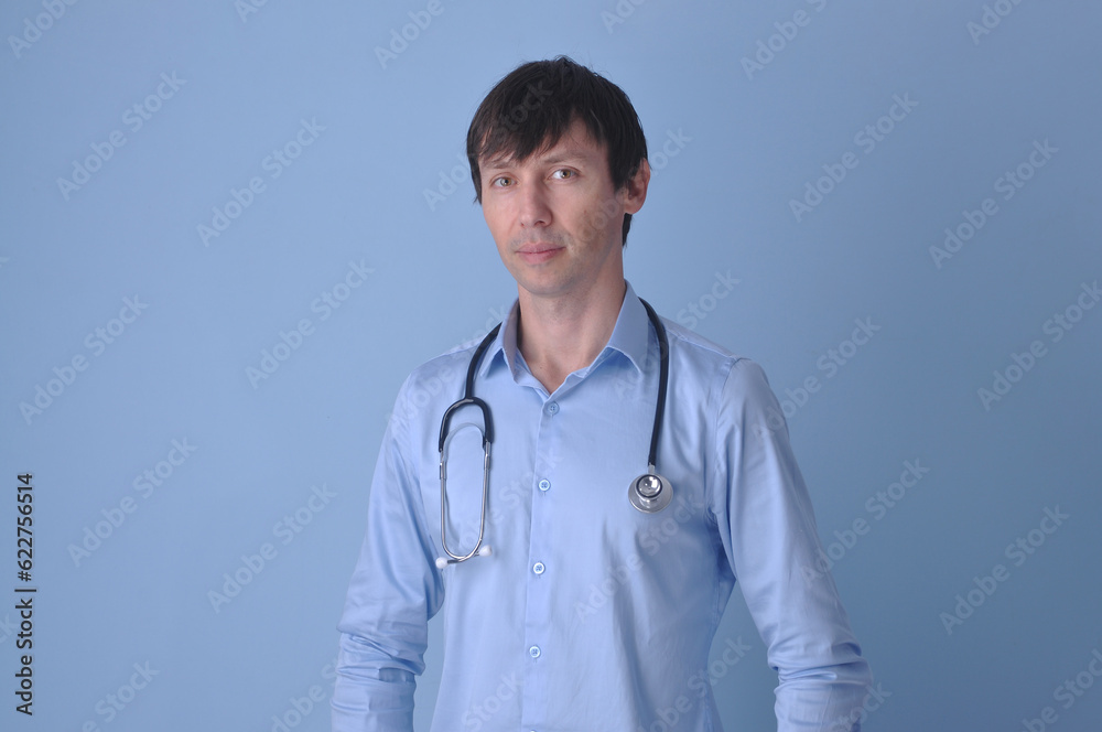 Jovem bonito vestindo suéter casual sobre fundo azul rosto feliz sorrindo de braços cruzados olhando para a câmera. Pessoa positiva, médico Jovem bonito vestindo suéter casual sobre fundo azul rosto feliz sorrindo de braços cruzados olhando para a câmera. Pessoa positiva, médico