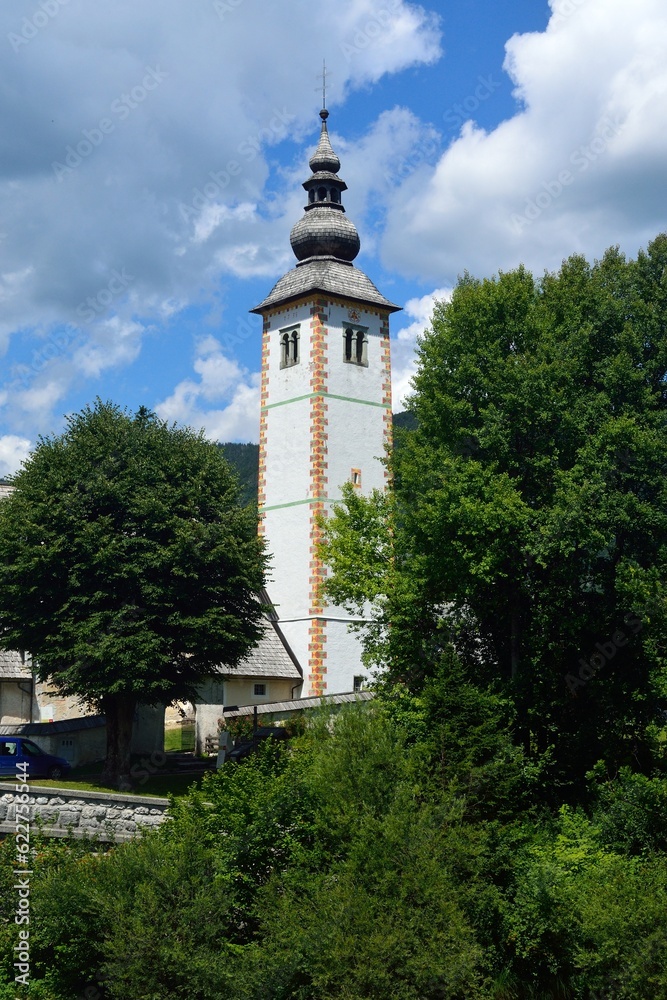 Fototapeta premium Iglesia junto al lago Bohinj, Eslovenia
