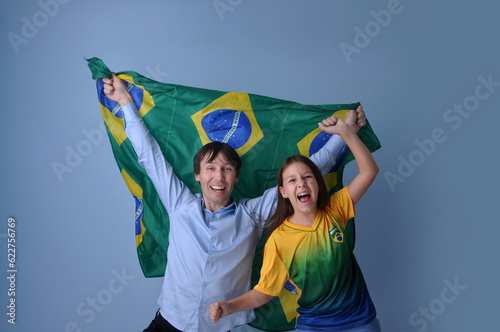 pai e filha brasileiros comemorando celebranco juntos vitória do brasil  photo