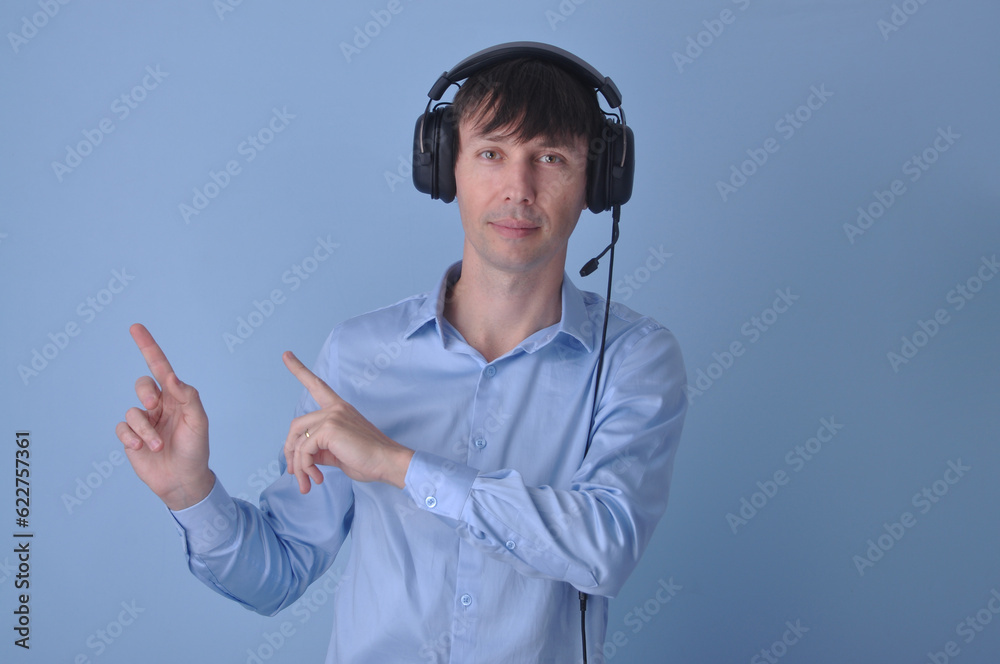 Jovem bonito vestindo suéter casual sobre fundo azul rosto feliz sorrindo. Pessoa positiva, fones de ouvido Jovem bonito vestindo suéter casual sobre fundo azul rosto feliz sorrindo. Pessoa positiva, fones de ouvido
