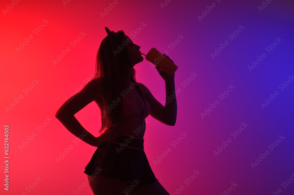 Fototapeta premium silhueta de bela mulher sexy dançarina sensual fetiche dança a noite 