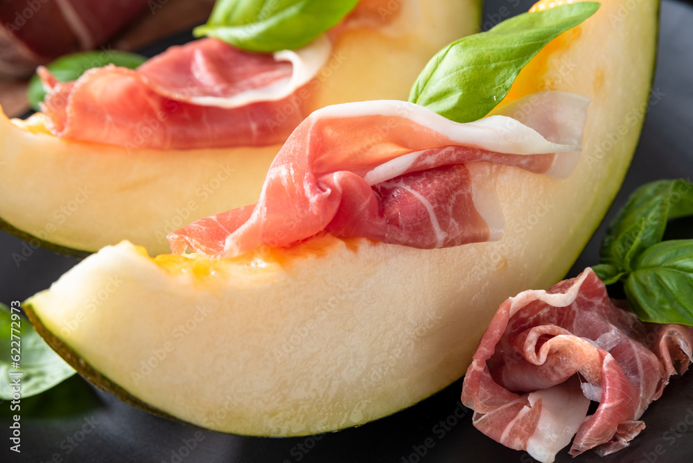 Fette di melone e prosciutto crudo, tipico fresco antipasto italiano Stock 写真 Adobe Stock