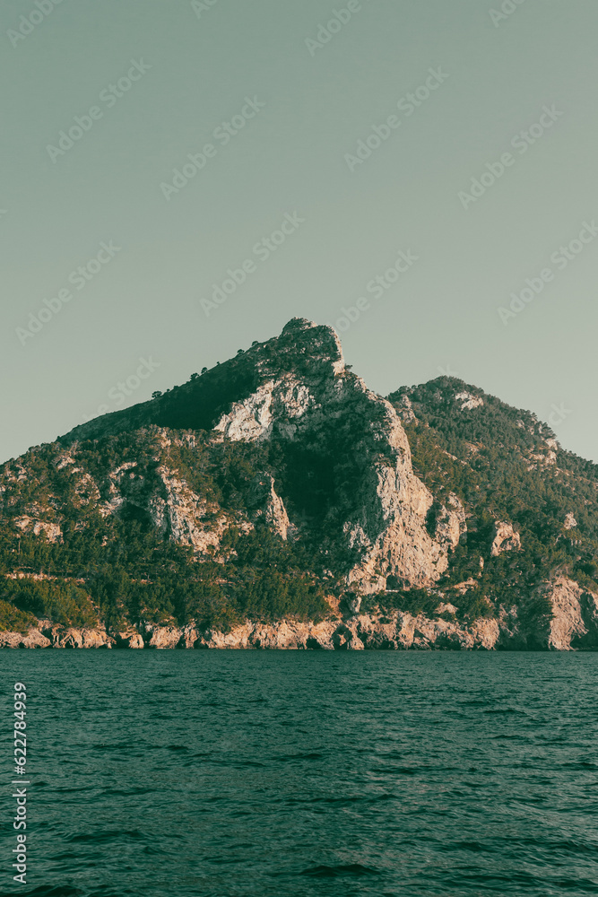 Widok na wyspę Menorca z morza śródziemnego - obrazy, fototapety, plakaty 