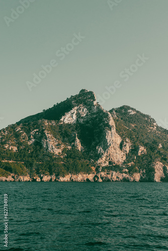 Widok na wyspę Menorca z morza śródziemnego