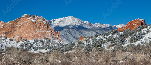Foto Fresh snow blankets Pikes Peak as seen through the Red Rocks of Garden of the Go