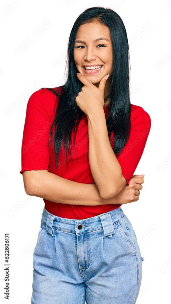 Obraz premium Beautiful hispanic woman wearing casual clothes looking confident at the camera smiling with crossed arms and hand raised on chin. thinking positive.