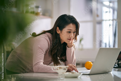 Canvas Print young asian woman female freelancer working at home