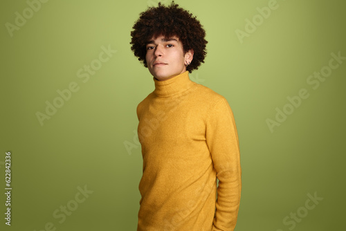 Foto Calm man in yellow turtleneck