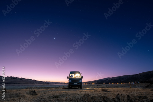 Canvas Print Campervan facing the blue hour with the last gleams of sunshine