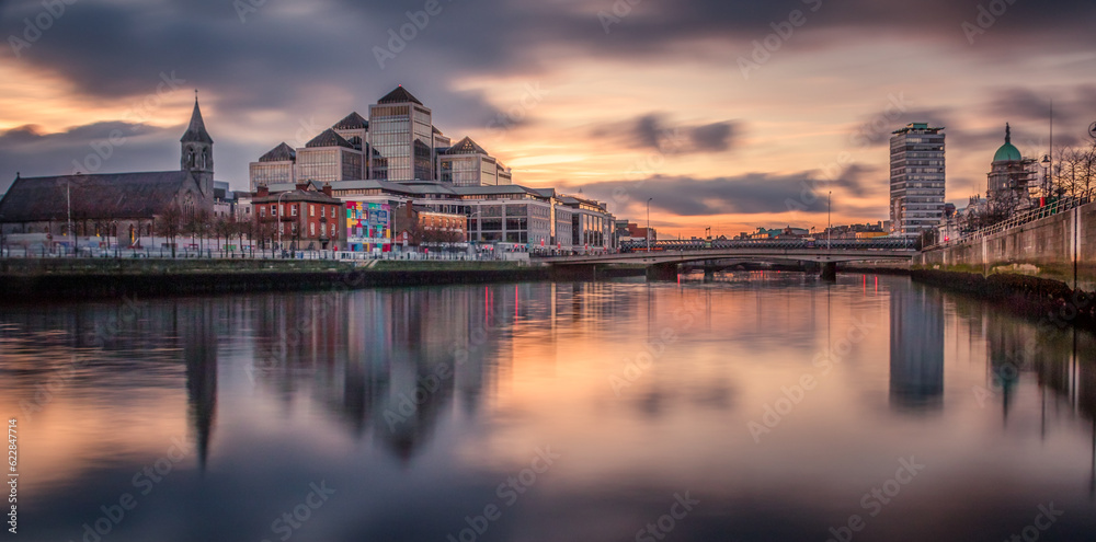 Obraz premium Georges Quay seen from Liffey River in Dublin, Ireland