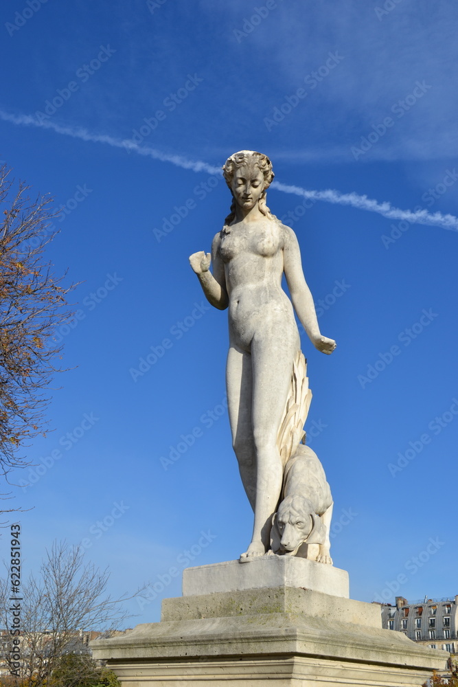 France, Paris, 20.11.2013: Statue of yang women in the Tuileries Garden. France, Paris, 20.11.2013: Statue of yang women in the Tuileries Garden.