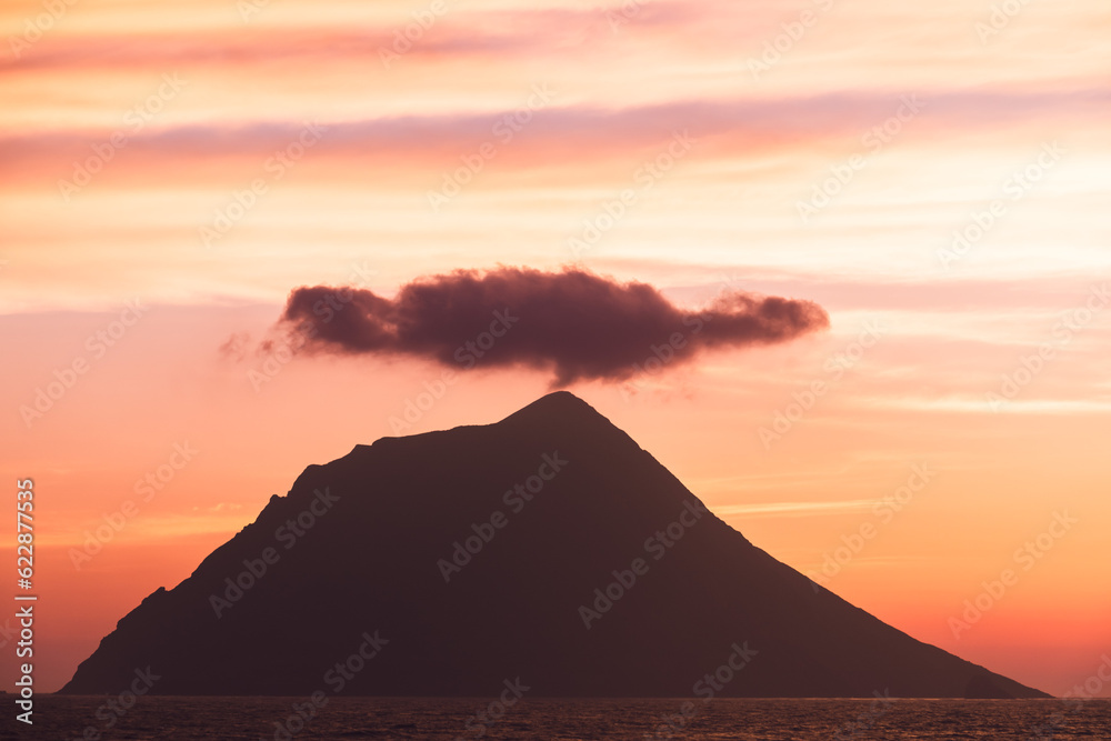 南原千畳岩海岸から望む夕焼けと八丈小島 南原千畳岩海岸から望む夕焼けと八丈小島