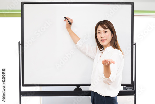 ホワイトに書き込む女性　全体