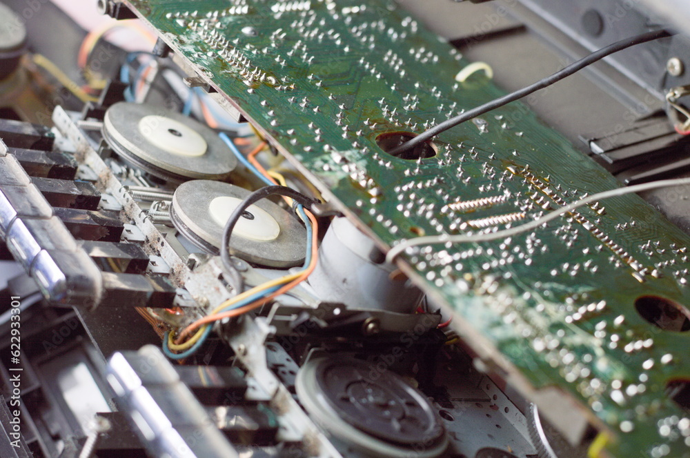 Tape pulling mechanism of the cassette deck. tape recorder repair