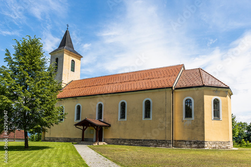 Kirche in Zavalje bei Bihac, Bosnien-Herzegowina