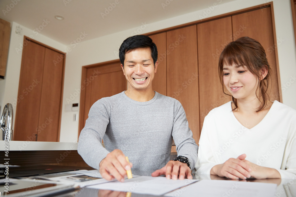 新居の契約をする夫婦 新居の契約をする夫婦