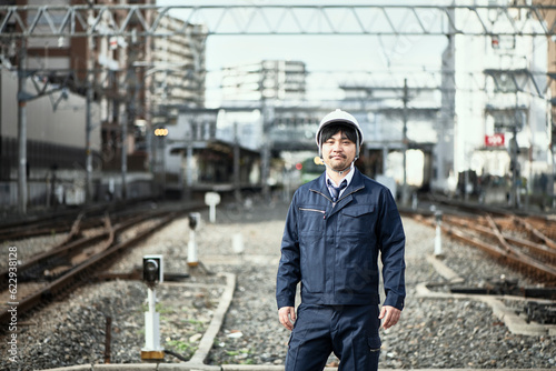 Wallpaper Mural 線路に立つ作業服とヘルメットの男性 Torontodigital.ca