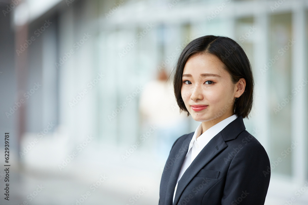 リクルートスーツを着た女性 リクルートスーツを着た女性