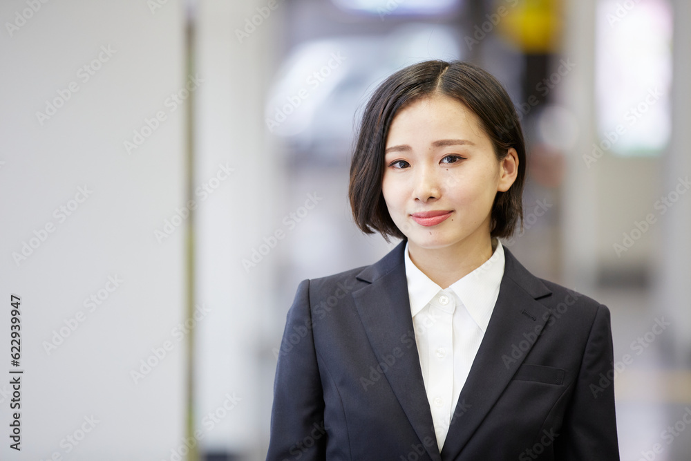 リクルートスーツを着て微笑む女性 リクルートスーツを着て微笑む女性