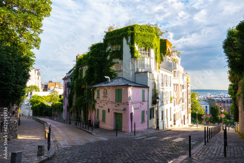 Canvas Print A quiet morning in the Paris neighborhood of Montmartre